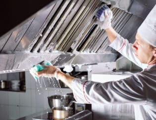le nettoyage de la hotte de cuisine est essentiel pour la sécurité alimentaire