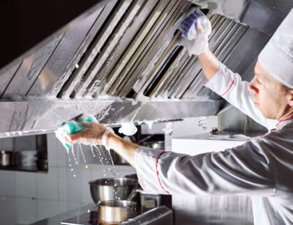 le nettoyage de la hotte de cuisine est essentiel pour la sécurité alimentaire