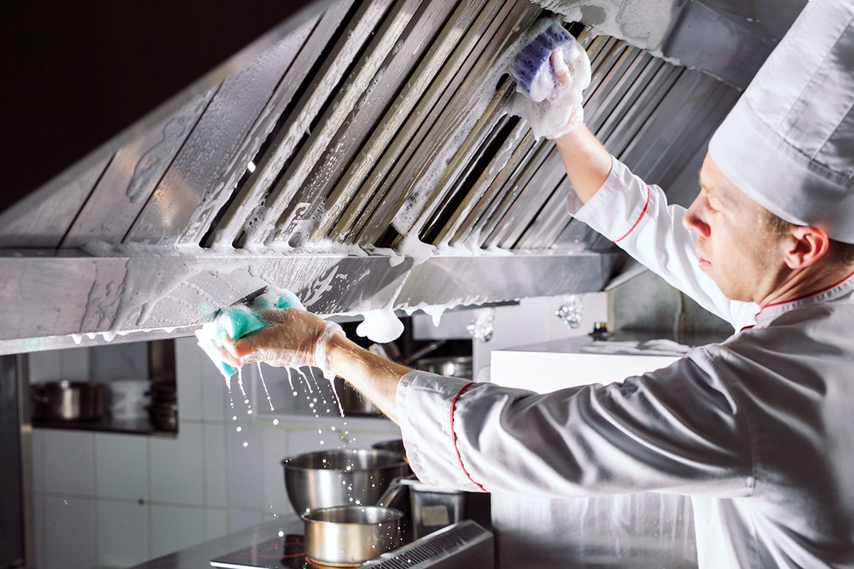le nettoyage de la hotte de cuisine est essentiel pour la sécurité alimentaire